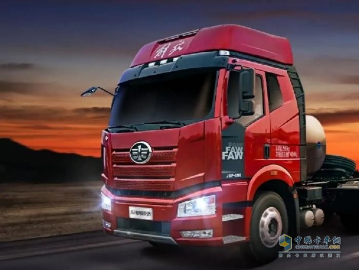 解放J6P經(jīng)典版 6SM6 LNG牽引車:高效物流新選擇