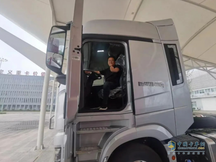 百公里油耗23L，月省油費1萬元，快遞運輸就選北京重卡，用實力說話！