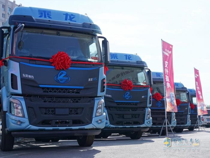 乘龍引領(lǐng)綠色運(yùn)輸革命！50臺(tái)H5換電牽引烏魯木齊盛大交付