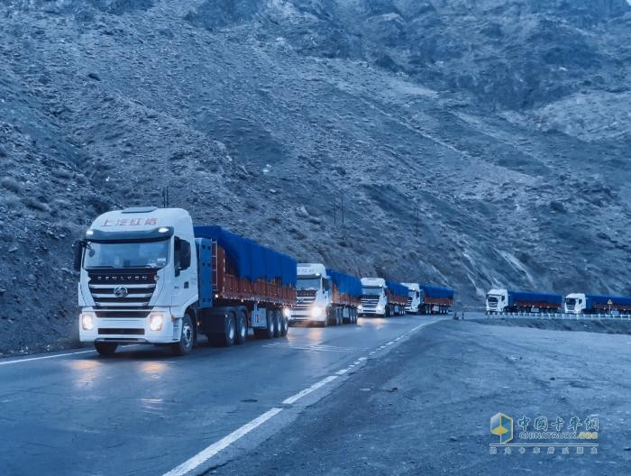 上汽紅巖CNG重卡燒氣不費(fèi)跑車(chē)不貴？來(lái)聽(tīng)聽(tīng)新疆卡友怎么說(shuō)