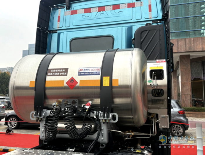 江淮星耀6×4天然氣牽引車，為快遞快運開源又節(jié)流