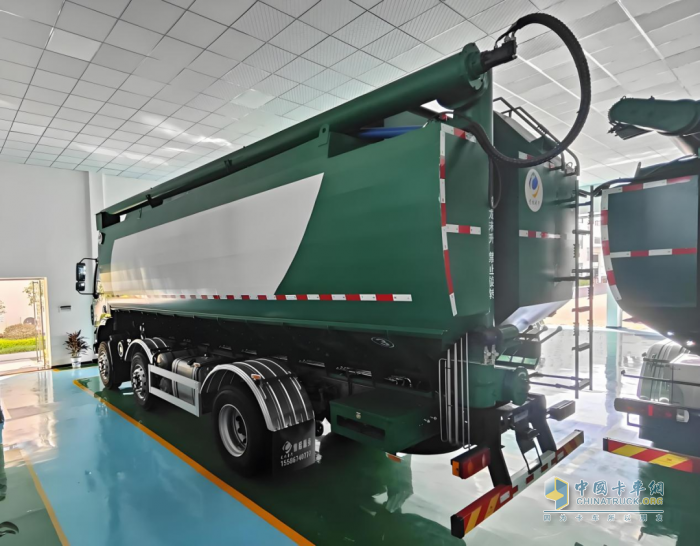 乘龍M3飼料車：山區(qū)養(yǎng)殖運輸?shù)摹坝埠舜顧n”！