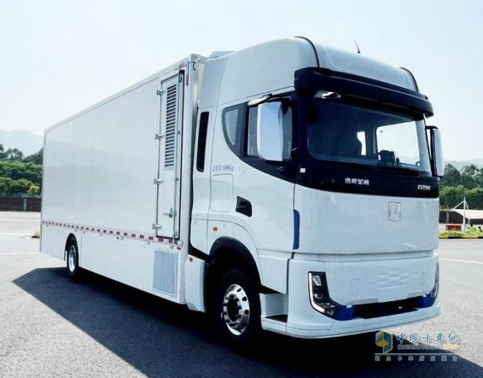  吉利遠程商用車在最新一批工信部公告中發(fā)布了一款“甲醇重整制氫燃料電池”廂式運輸車，很是吸睛。