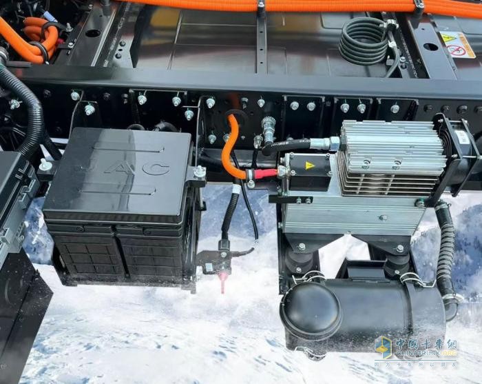 江淮新能源輕卡ES9冷藏車 破解夏季冷鏈運(yùn)輸?shù)摹熬G色密碼”