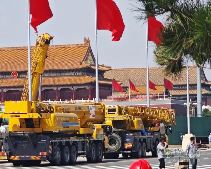 見(jiàn)證榮耀時(shí)刻！徐工成套裝備硬核保障，楊東升受邀現(xiàn)場(chǎng)觀禮