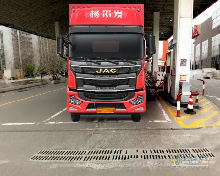 星光為引，A5為伴：余老板與時間賽跑的夜路獨白