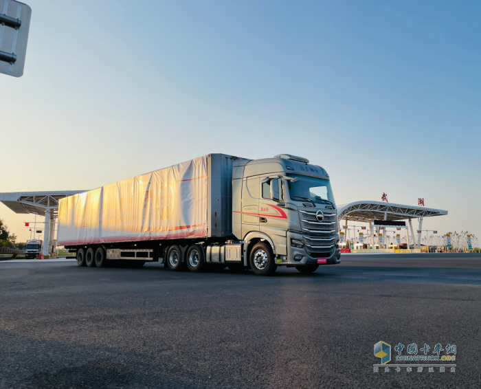 北京重卡榮膺“2024中國(guó)年度卡車(CTOY 2024)”