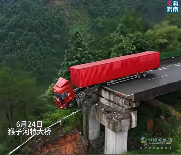 危急關(guān)頭，解放卡車硬核守護(hù)，駕駛員化險(xiǎn)為夷！