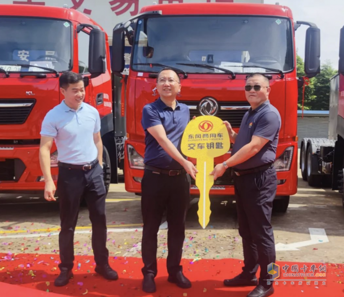 意向簽單50臺(tái) 首批15臺(tái)東風(fēng)新能源純電動(dòng)牽引車(chē)交付