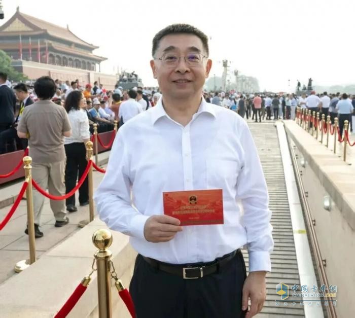 見(jiàn)證榮耀時(shí)刻！徐工成套裝備硬核保障，楊東升受邀現(xiàn)場(chǎng)觀禮