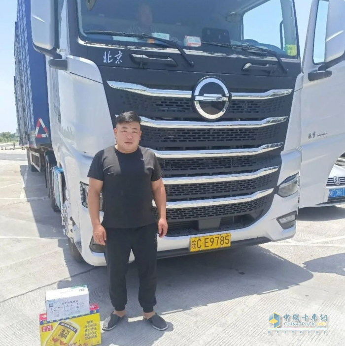 西北長途運輸老李:"酷暑之中有真情，為北京重卡又快又好的服務(wù)點贊!"