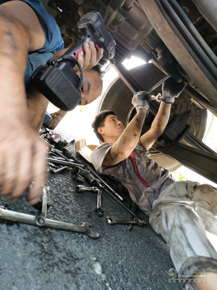 運(yùn)魚(yú)車(chē)拋錨，解放滕州服務(wù)站38℃高溫3小時(shí)緊急救援