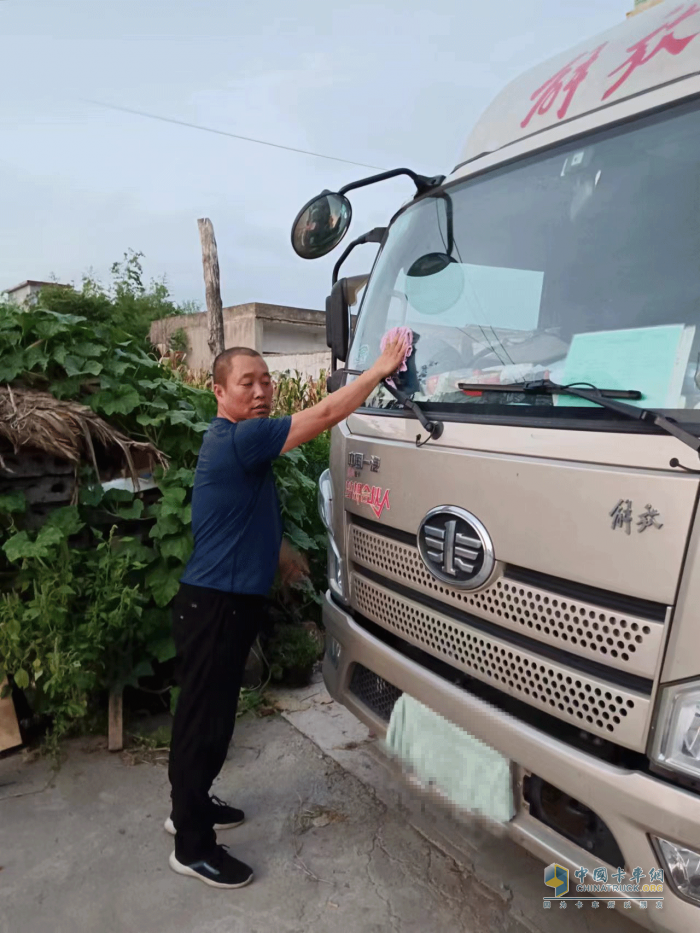 駕齡20年，經歷行業(yè)繁榮與低迷，他仍“獨愛”解放輕卡！