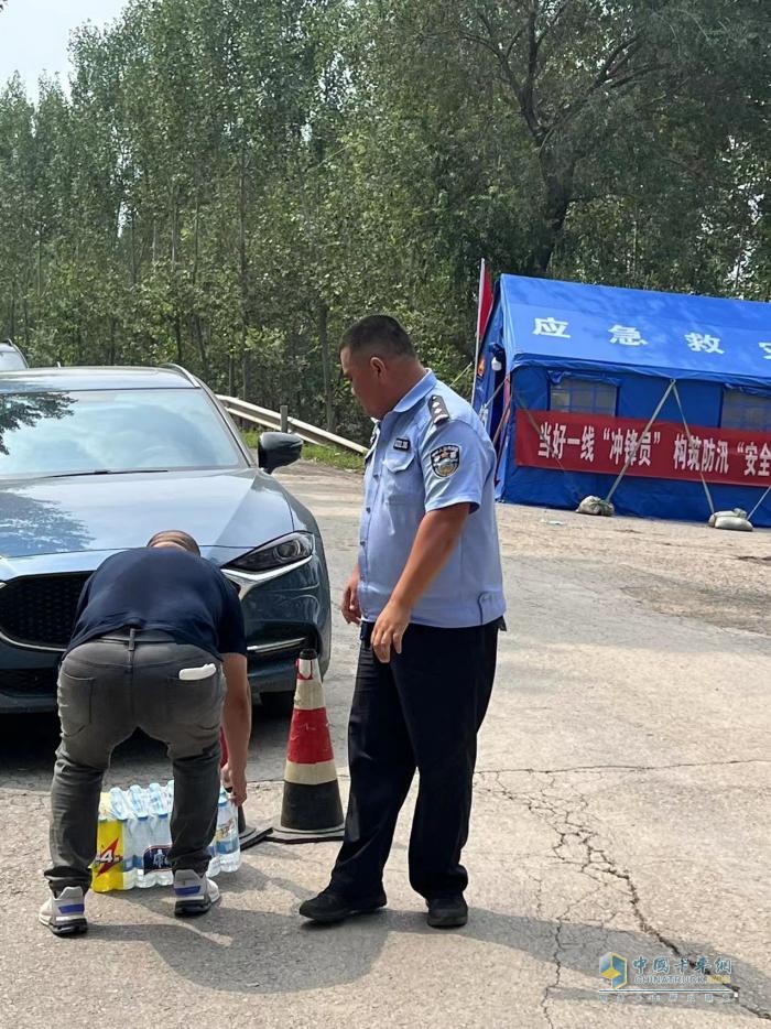 天災(zāi)無情人有情，東風(fēng)途逸李師傅、樊先生挺身而出助力抗洪救災(zāi)