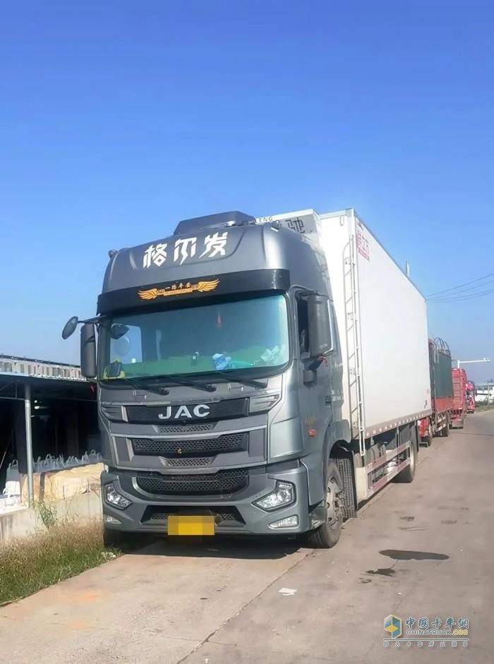冷鏈運(yùn)輸奧義大揭秘！江淮格爾發(fā)4×2冷藏車助力卡友超越同行
