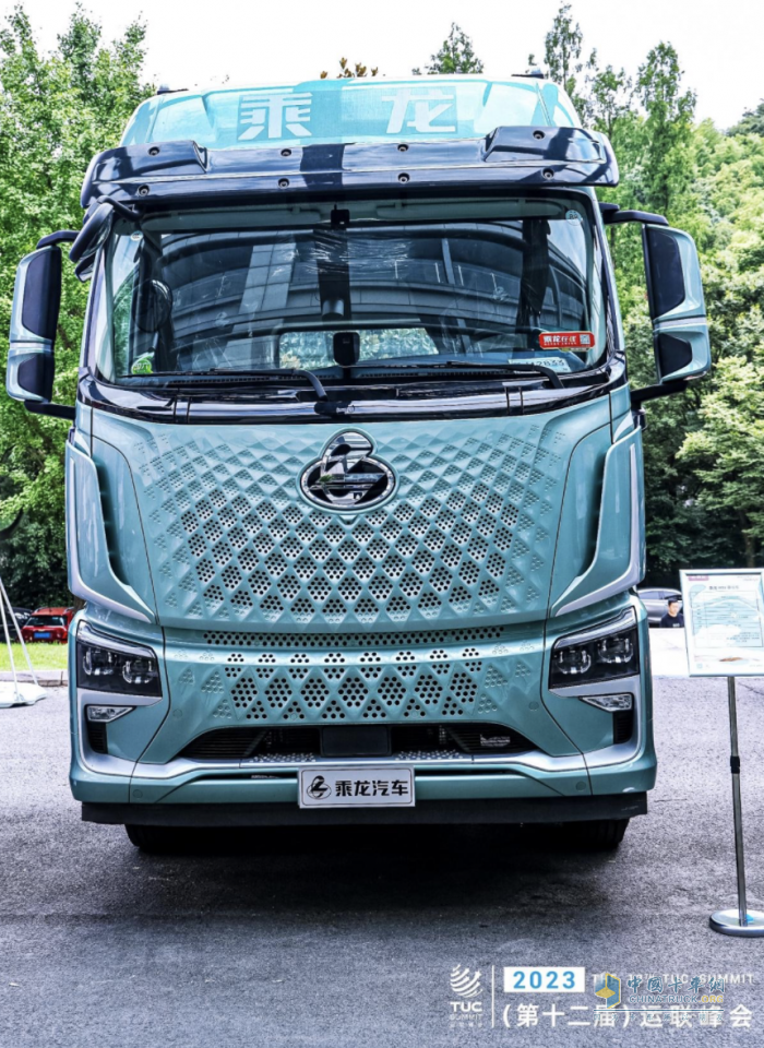 創(chuàng)領未來 乘龍卡車雙雄亮相第十二屆運聯峰會