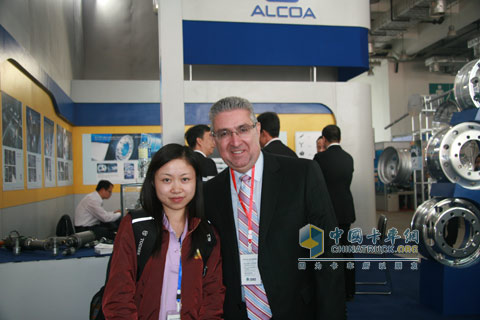 美鋁中國CEO羅斯西蒙與卡車網(wǎng)記者合影