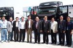 馬純濟參觀卡車展區(qū)
