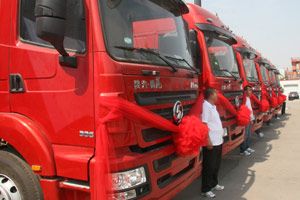 陜汽一次性交付34輛德龍M3000LNG新重卡