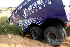 陡坡下的威武卡車