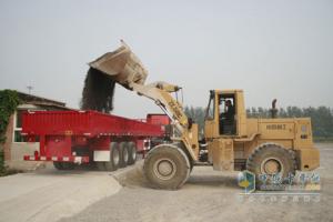 參賽車(chē)輛正在配裝沙石料