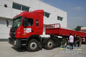 江淮牽引車準(zhǔn)備進(jìn)場