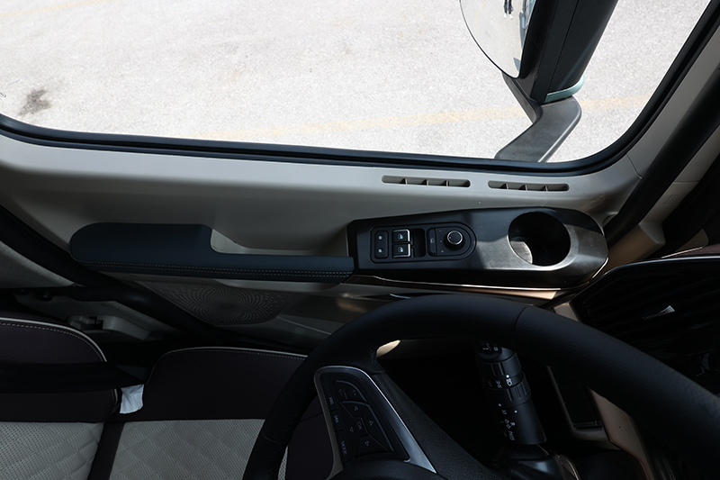 東風(fēng)柳汽乘龍 H5V 460馬力 6x4 輕量化牽引車