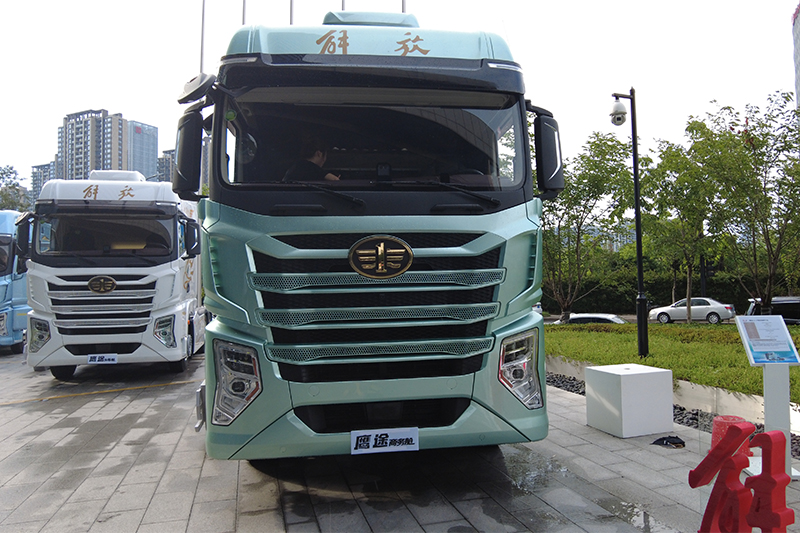 一汽解放青汽 鷹途 商務(wù)艙 620馬力 6X4 國六AMT自動擋牽引車(CA4257P35K18T1E6A80)