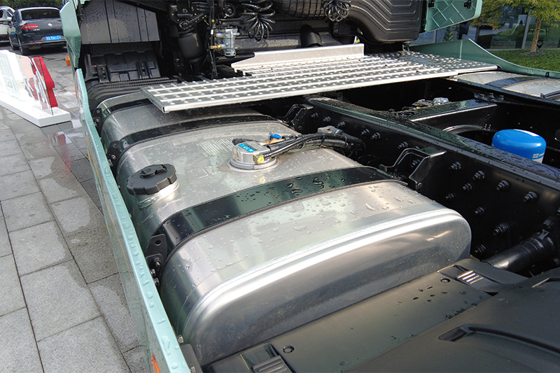 一汽解放青汽 鷹途 商務(wù)艙 620馬力 6X4 國六AMT自動擋牽引車(CA4257P35K18T1E6A80)