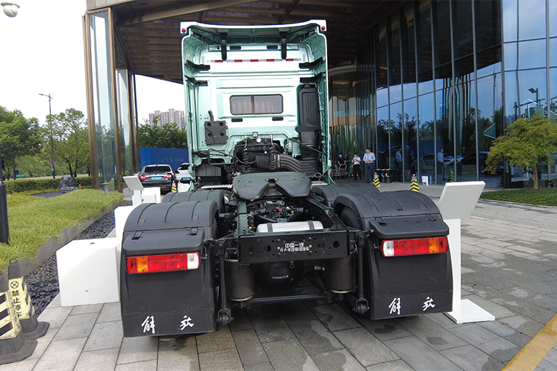 一汽解放青汽 鷹途 商務(wù)艙 620馬力 6X4 國六AMT自動擋牽引車(CA4257P35K18T1E6A80)