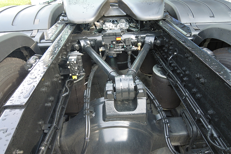 一汽解放青汽 鷹途 商務(wù)艙 620馬力 6X4 國六AMT自動擋牽引車(CA4257P35K18T1E6A80)