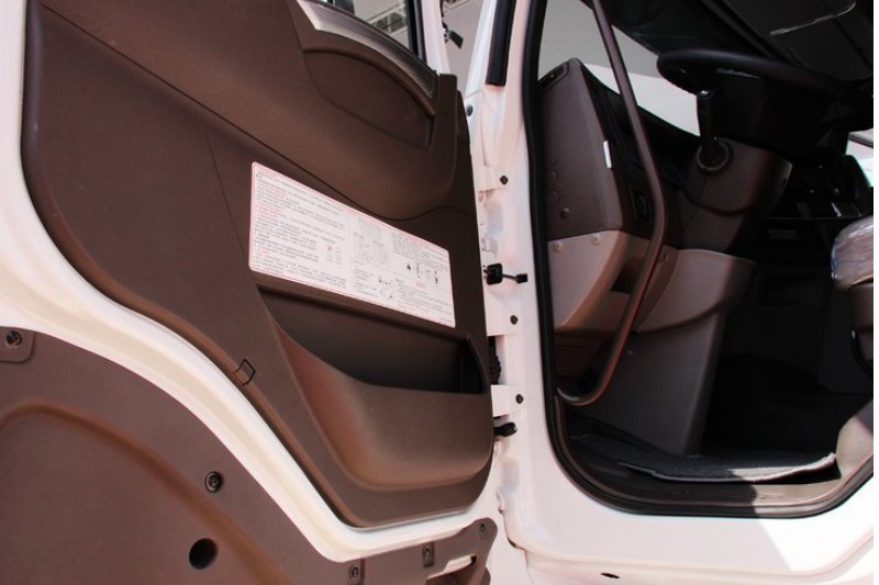 東風柳汽 乘龍T7重卡 520馬力 6X4 國五牽引車(LZ4251T7DB)