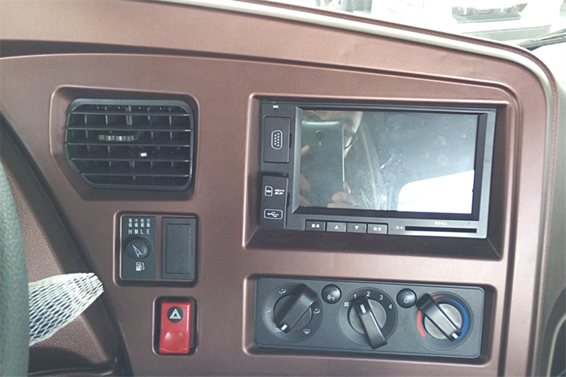 重汽王牌 W5D-M中卡 180馬力 4X2 6.8米 國(guó)四倉(cāng)柵式載貨車(chē)(CDW5161CCYA1N4L)