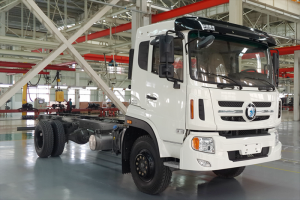 重汽王牌 W5D-M中卡 180馬力 4X2 6.8米 國四倉柵式載貨車(CDW5161CCYA1N4L)