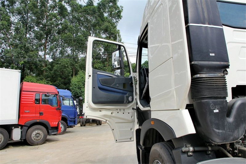 中國(guó)重汽 HOWO T7H重卡 540馬力 6X4 國(guó)五牽引車(chē)(ZZ4257W324HE1B)