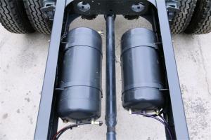 東風柳汽 新乘龍M3中卡 180馬力 4X2 國五6.75米排半廂式載貨車(LZ5166XXYM3AB)