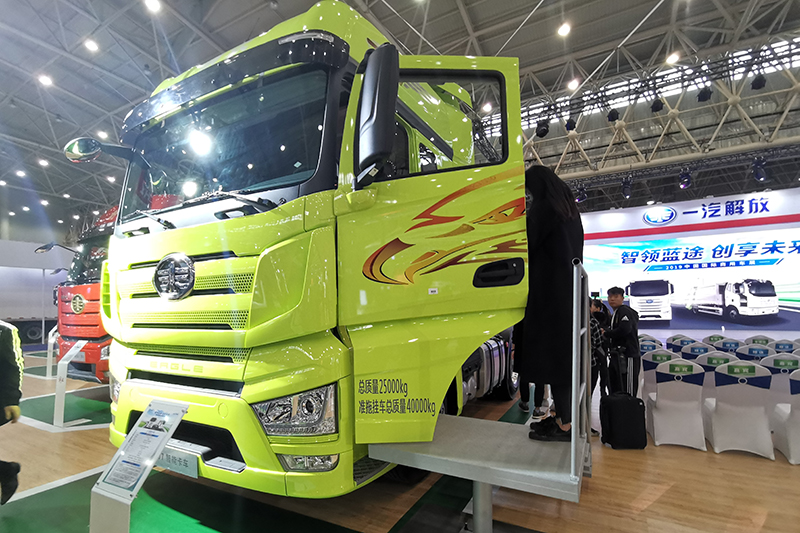 一汽解放 J7重卡 6×4 550馬力 國(guó)六 智能牽引車