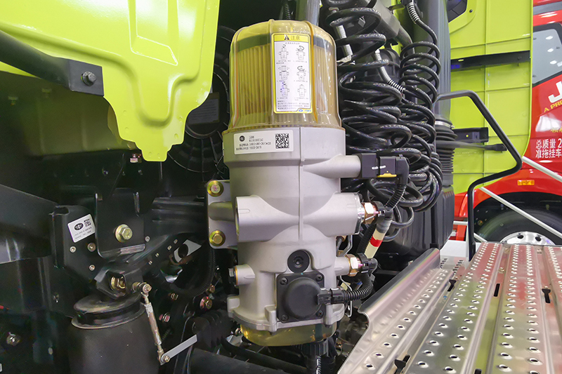 一汽解放 J7重卡 6×4 550馬力 國(guó)六 智能牽引車