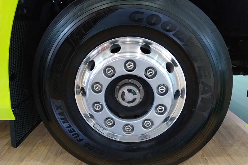 一汽解放 J7重卡 6×4 550馬力 國(guó)六 智能牽引車