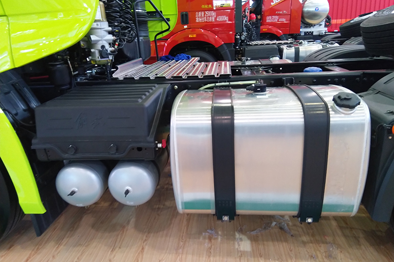 一汽解放 J7重卡 6×4 550馬力 國(guó)六 智能牽引車