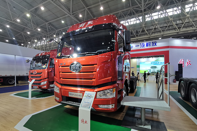 一汽解放 新J6P 6×4 440馬力 國六 LNG牽引車
