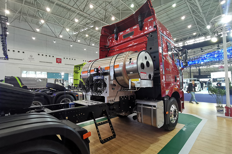 一汽解放 新J6P 6×4 440馬力 國六 LNG牽引車