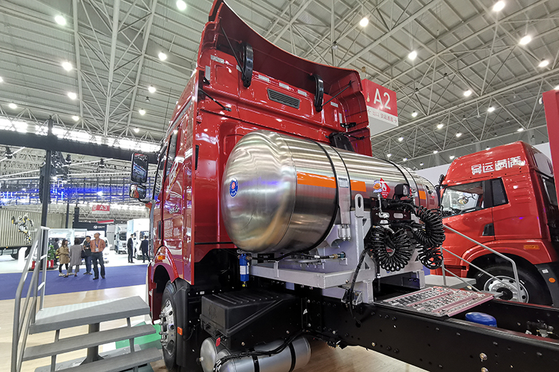 一汽解放 新J6P 6×4 440馬力 國六 LNG牽引車