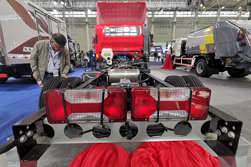 上汽躍進(jìn) C500-3 4×2 150馬力 國(guó)六 載貨車底盤(pán)（SH1043ZFDDWZ1）