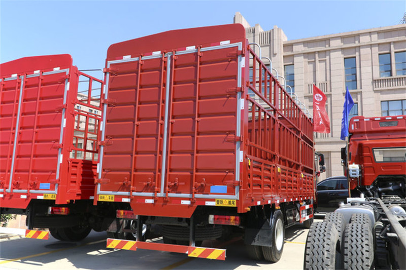 一汽解放 J6L中卡 質(zhì)慧版 180馬力 4X2 6.8米 國(guó)五倉(cāng)柵式載貨車(CA5160CCYP62K1L4A1E5)