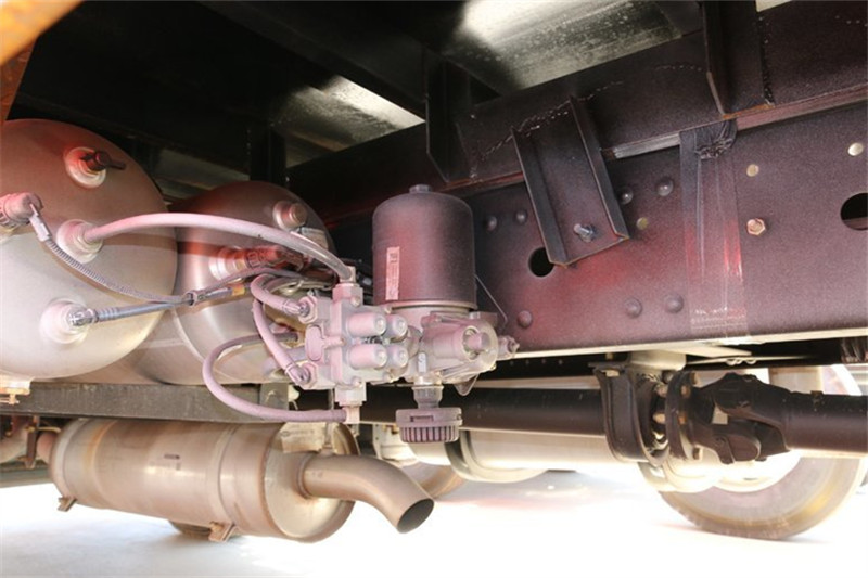 一汽解放 J6L中卡 質(zhì)慧版 180馬力 4X2 6.8米 國(guó)五倉(cāng)柵式載貨車(CA5160CCYP62K1L4A1E5)