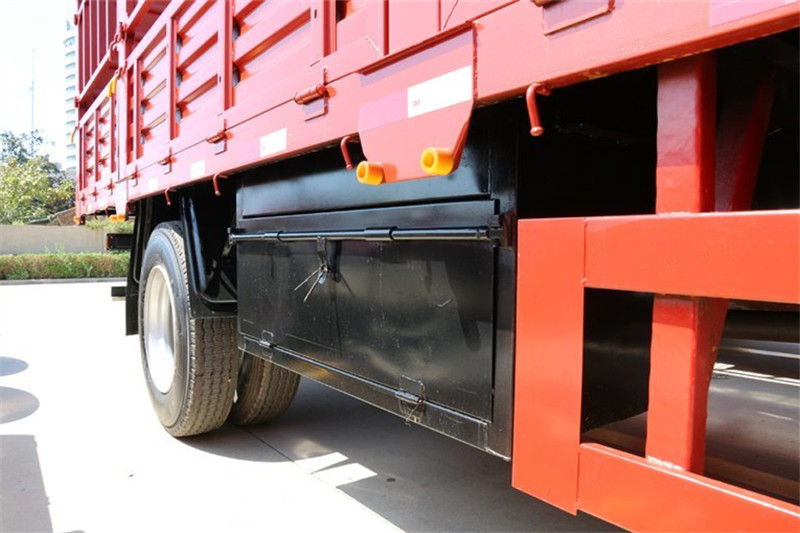 一汽解放 J6L中卡 質(zhì)慧版 180馬力 4X2 6.8米 國(guó)五倉(cāng)柵式載貨車(CA5160CCYP62K1L4A1E5)