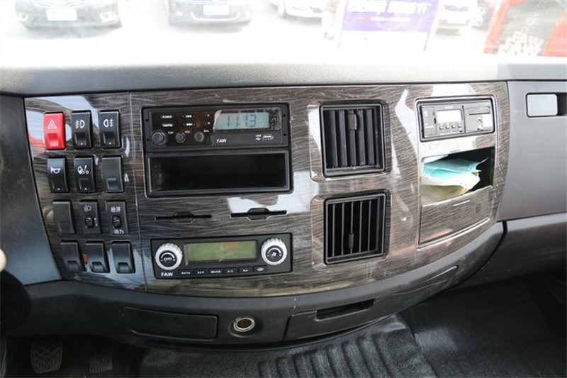 一汽解放 J6L中卡 2018款 質惠版 220馬力 4X2 6.75米 國五欄板載貨車(CA1180P62K1L4E5)