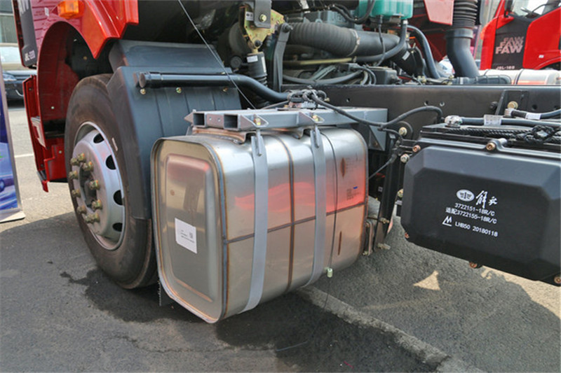 一汽解放 J6L中卡 2018款 質惠版 220馬力 4X2 6.75米 國五欄板載貨車(CA1180P62K1L4E5)