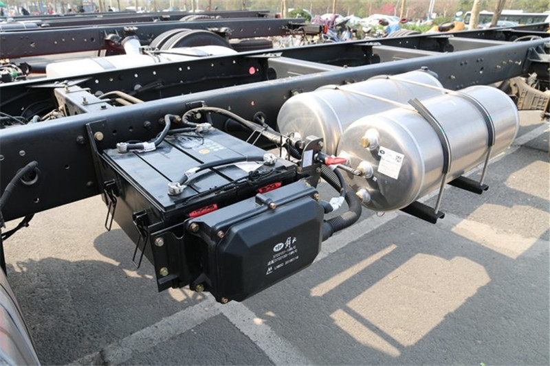 一汽解放 J6L中卡 2018款 質惠版 220馬力 4X2 6.75米 國五欄板載貨車(CA1180P62K1L4E5)